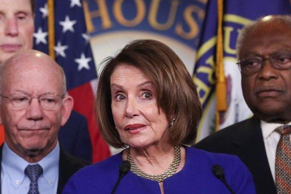 La líder de los Demócratas en la Cámara de Representantes, Nancy Pelosi, junto a otros diputados del partido, el pasado 22 de mayo.