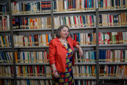 La catedrática Aurelia Álvarez, en la biblioteca del seminario de Derecho Internacional Privado de la Universidad de León. MIGUEL F. B.