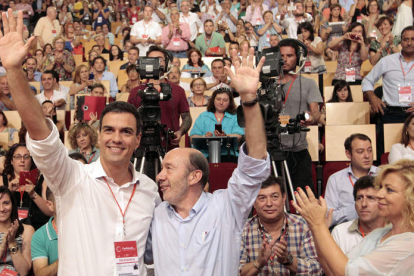 Pedro Sánchez y Alfredo Pérez Rubalcaba reciben el aplauso de los delegados asistentes al congreso extraordinario.