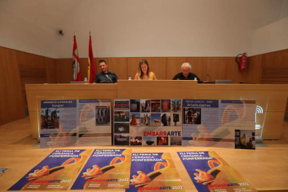 Concejala y organizadores presentan el cartel. ANA F. BARREDO