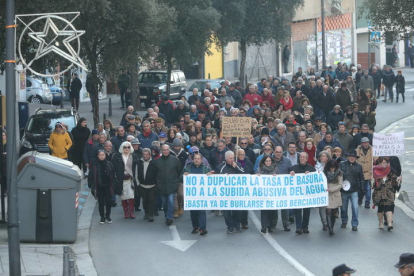 La manifestación convocada por el Partido Regionalista del Bierzo en Ponferrada contra la subida de tasas del agua y la basura. L. DE LA MATA