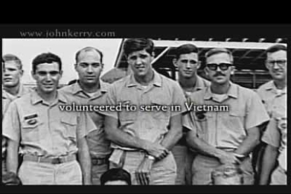 Kerry acude a Vietnam como tripulante de una fragata. Su pasado militar le diferencia de Bush, que se aprovechó de las relaciones familiares para no acudir a la guerra