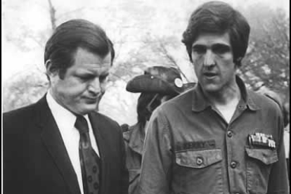 En las manifestaciones antibelicistas, Kerry entró en contacto con Ted Kennedy, hermano de JFK, con quien mantiene una gran amistad y que es también senador por Massachusetts.