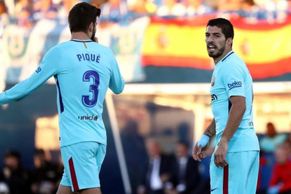 Piqué y Suárez en el duelo contra el Leganés en Butarque.