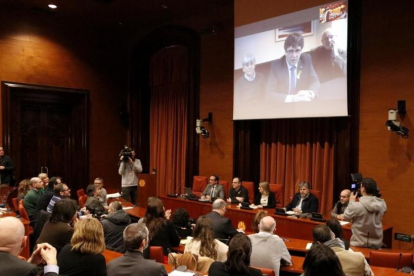 Puigdemont se dirige por videoconferencia a los asistentes a la reunión del grupo parlamentario de JxCat, este martes.