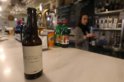 En el bar Quinto Pino de Ponferrada se puede encontrar la cerveza blanca Mustache.