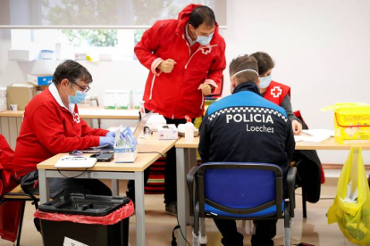 Fotografía facilitada por la Comunidad de Madrid que ha iniciado esta semana la realización de 11.000 test de detección a efectivos de seguridad y emergencias. D SINOVA