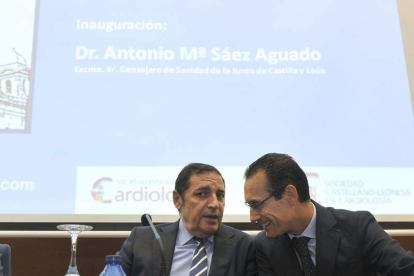 Antonio Sáez, a la izquierda en la foto, ayer, en un congreso de cardiología celebrado en Valladolid.