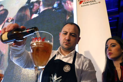El campeón del II Campeonato de Tiraje de Cerveza de Castilla y León, Alfonso Martínez