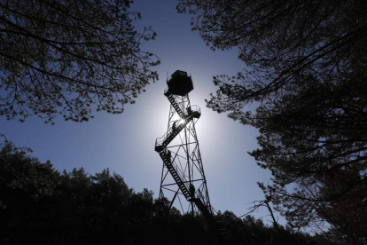 La torre desde la que se controlan las 2.500 hectáreas del monte Riocamba y se divisan los posibles incendios. JESÚS F. SALVADORES