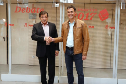 Imagen de archivo de Pedro Sánchez con Javier Fernández en 2017.