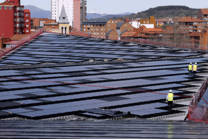 La cubierta fotovoltaica ocupa los cerca de 10.000 metros cuadrados del techo del Palacio de Exposiciones y reparte 4.400 paneles. RAMIRO