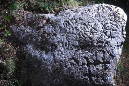 Las rocas grabadas con petroglifos proliferan en León. DL