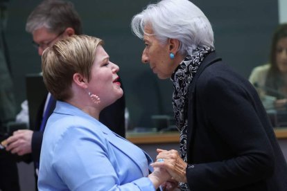 La ministra de Finanzas de Finlandia, Annika Saarikko, con Lagarde, presidenta del BCE. OLIVIER HOSLET