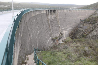 Detalle de la presa de Villagatón, ubicada en el municipio del mismo nombre. RAMIRO