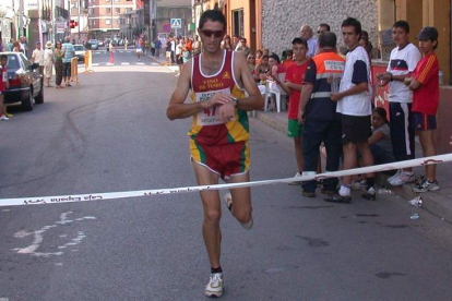 Alberto González cruzó la meta en primera posición.