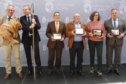 Zapatero, junto a los premiados y Manuel Calvo. RAMIRO