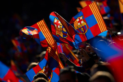Banderas del Barcelona en el Camp Nou. ALEJANDRO GARCÍA