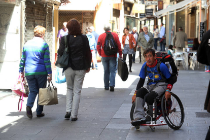 Una persona en silla de ruedas en León. RAMIRO