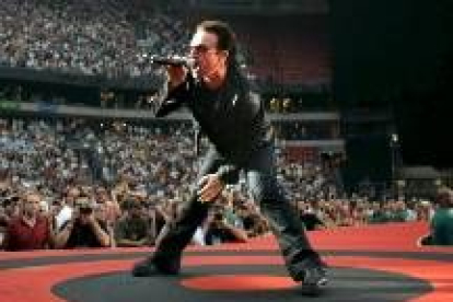 El cantante del grupo irlandés U2, Bono, durante el concierto que la banda ofreció en Amsterdam