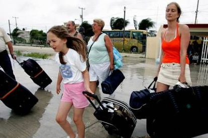 De todas maneras, y ante la severidad de «Wilma», las autoridades locales han creído conveniente trasladar a toda la gente al interior de Cancún.