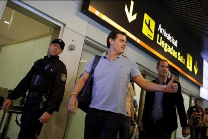 El líder de Ciudadanos, Albert Rivera, tras aterrizar en Madrid de su viaje a Venezuela.