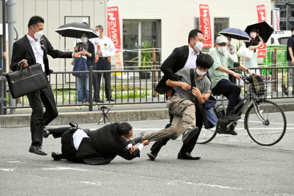 Momento de la detención del acusado del atentar contra Shinzo Abe. THE ASAHI SHIMBUN