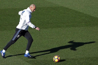 Zinedine Zidane, durante el entrenamiento de este sábado en la ciudad deportiva de Valdebebas.