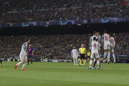 Messi tras lanzar la falta que acabó en gol al Liverpool en el Camp Nou.