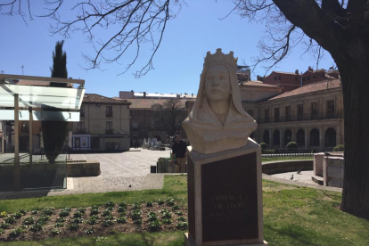 La estatua de Doña Urraca en la plaza de San Marcelo de la capital. REDACCIÓN