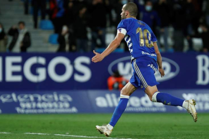 La Deportiva Ponferradina ha estado líder en las jornadas 3 y 6 tras ganar al Girona FC y al Málaga CF en El Toralín. Yuri celebra un gol. ANA F. BARREDO