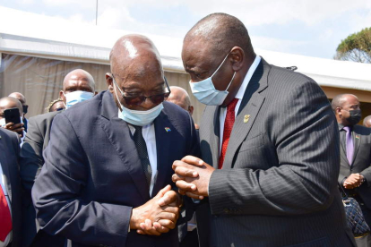 Los políticos Jacob Zuma y Cyril Ramaphosa. ELMOND JIYANE HANDOUT