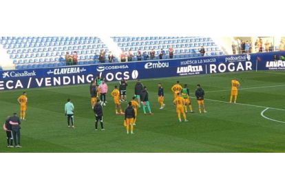 Los jugadores de la Ponferradina piden perdón a la afición tras consumarse el descenso. DL