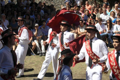 Los danzantes de Peranzanes fueron protagonistas, el lunes 15, de los bailes a la entrada del santuario de Trascastro. Ana F. Barredo