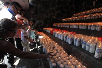 La devoción frente al santuario con cientos de velas. Ana F. Barredo.