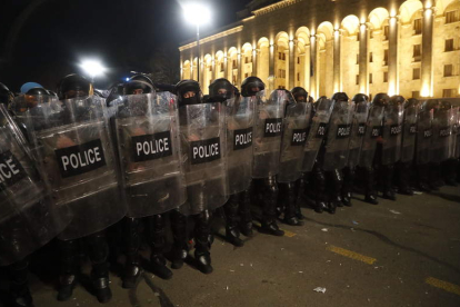 La policía antidisturbios de Georgia ayer, en la capital. ZURAB KURTSIKIDZE