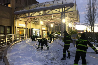 El batallón leonés de la UME colabora en la tareas de limpieza de la nieve por el temporal Filomena. DL
