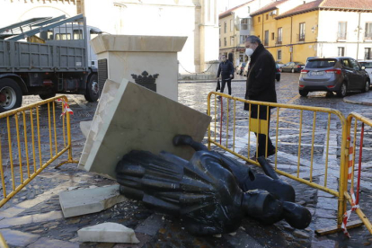 La escultura Las Cabezadas de la plaza de San Isidoro fue derribada cuando dos camiones de las brigadas municipales de obras desmontaban el árbol de Navidad instalado en la plaza.