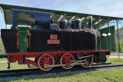 La vieja locomotora ha sido instalada en el jardín de la casa de cultura de Olleros de Sabero. CASTRO
