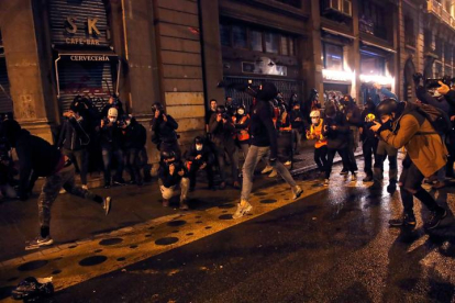 Protestas en Barcelona por la detención del rapero Pablo Hasél. EFE