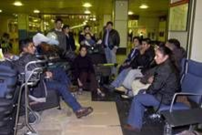 Medio centenar de ecuatorianos espera en el aeropuerto para volver a Quito