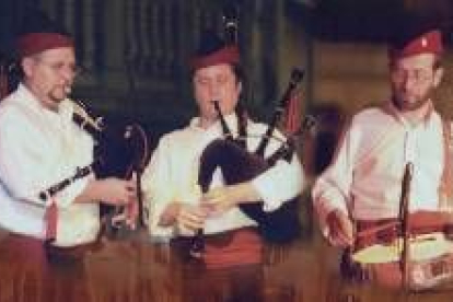 Tres intérpretes de la asociación cultural y grupo de música Tornadera, con gaitas de fole y tambor
