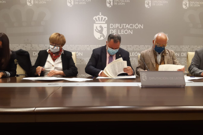 Un momento de la firma del convenio entre Diputación y Gal, esta mañana. DIPUTACIÓN DE LEÓN