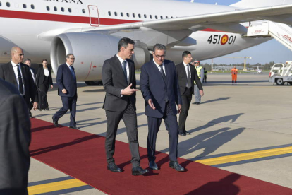 El primer ministro, Aziz Akhannouch, recibe a Pedro Sánchez. JALAL MORCHIDI