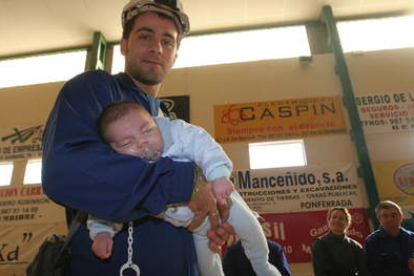 La quinta etapa comenzó con un gratificante gesto por parte de la madre de César, uno de los 200. Es