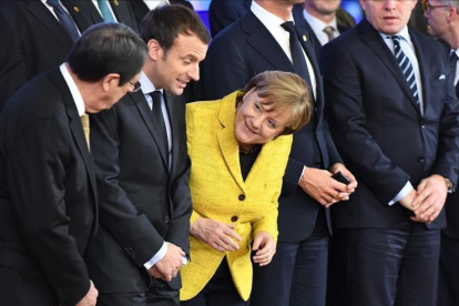 El presidente de Chipre, Nicos Anastasiades (izquierda), el francés, Emmanuel Macron, y la cancillera alemana, Angela Merkel, en la cumbre europea de Bruselas.