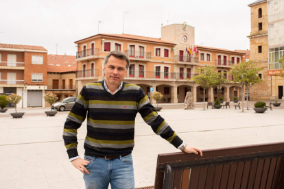 El alcalde, Juan Pablo Regadera, delante del Ayuntamiento de Valencia de Don Juan. DL