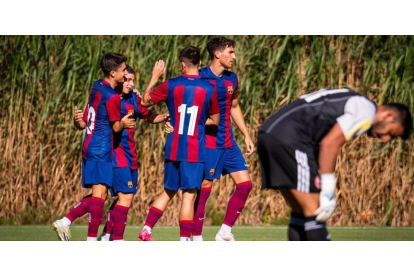 Percan celebra con los compañeros su segundo gol con el Barcelona Atlètic. FC BARCELONA