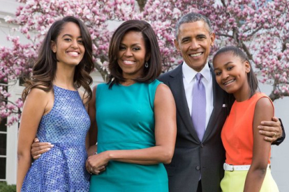 Barack y Michelle Obama con sus hijas, Malia y Sasha, en su felicitación de Pascua.