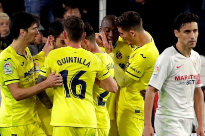 Los futbolistas del Villarreal celebran el segundo gol mientras Jesús Navas lo lamenta.